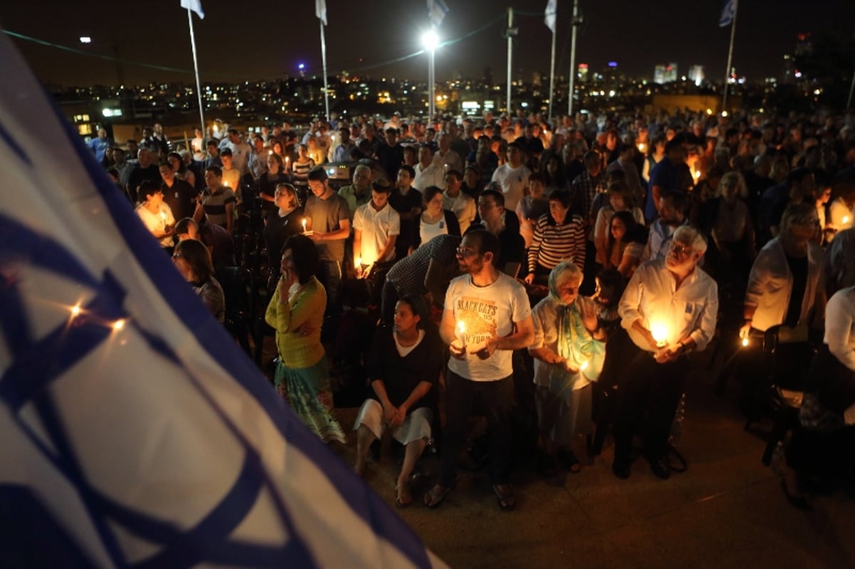 בעמידה ושירת התקווה: כך נפתח יום הזיכרון  בבני ברק