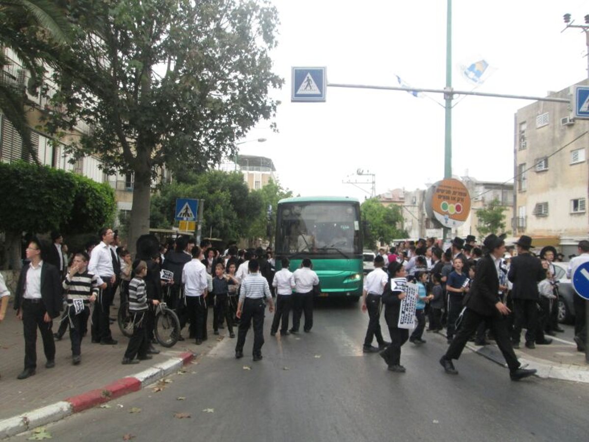 צפו: 'ילדי הסנקציות' נגד חגיגת העצמאות