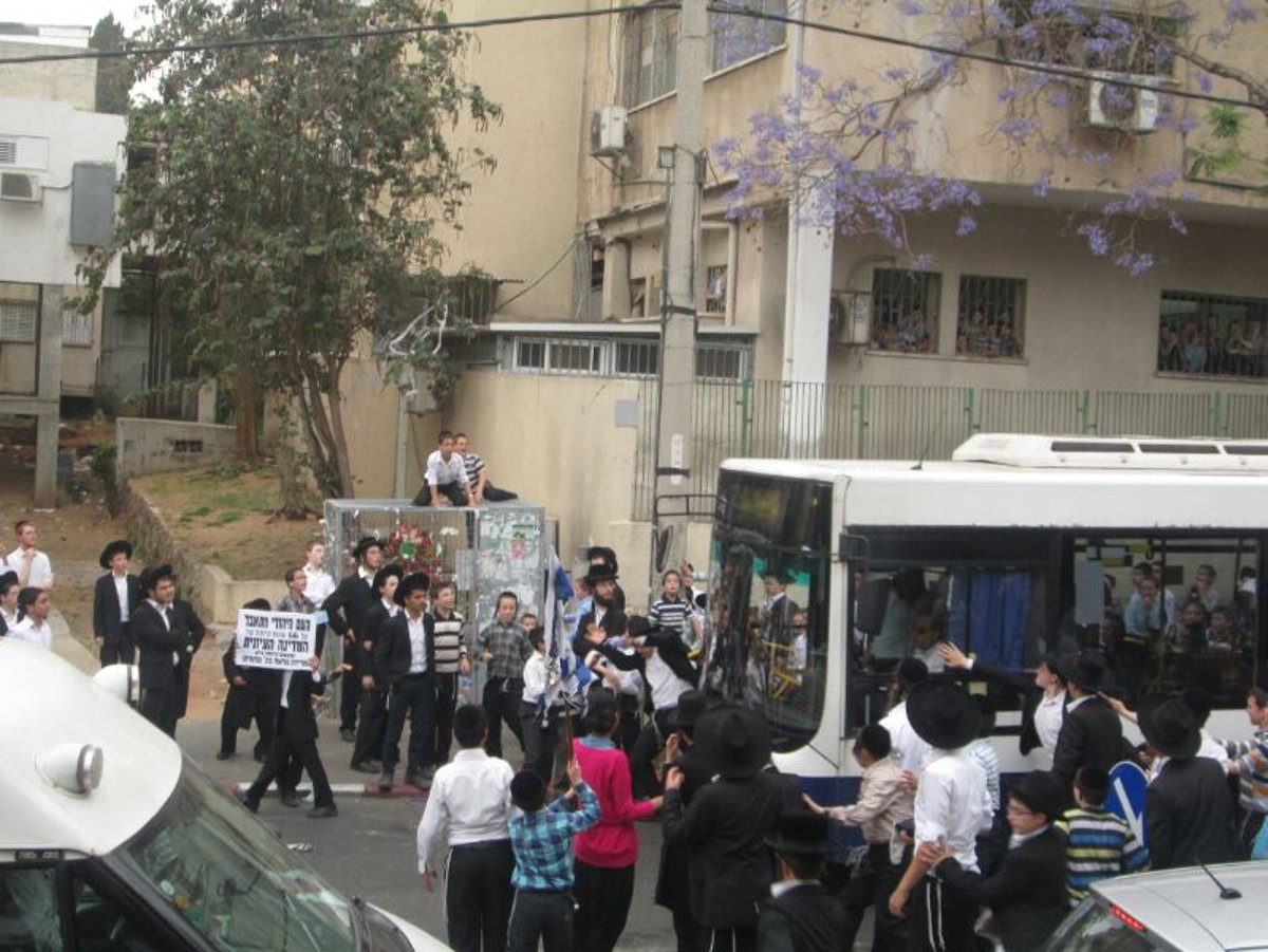 צפו: 'ילדי הסנקציות' נגד חגיגת העצמאות