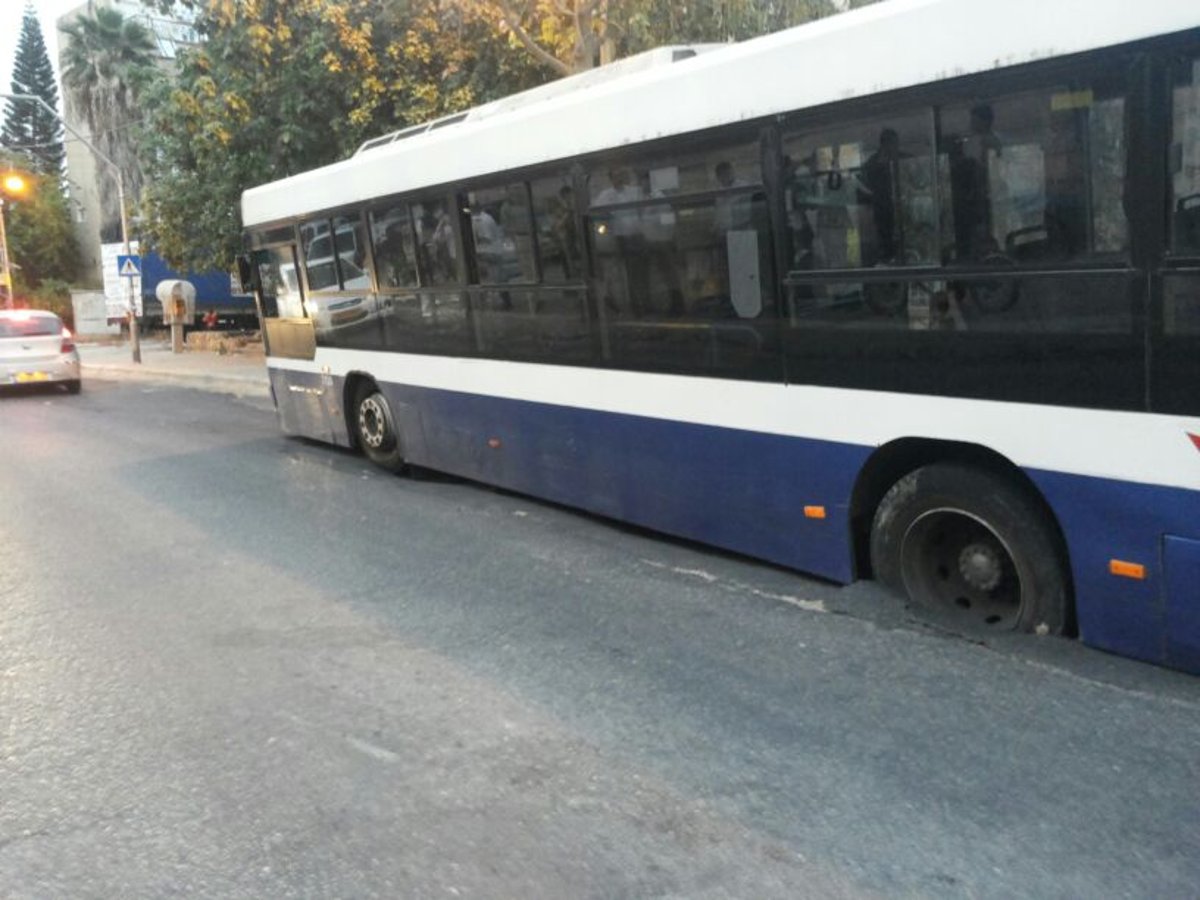 בני ברק: כלי רכב נפלו לבורות שנפערו בכביש