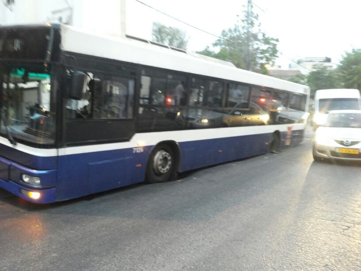 בני ברק: כלי רכב נפלו לבורות שנפערו בכביש