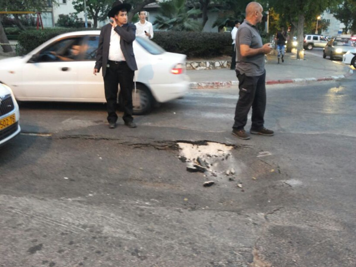 בני ברק: כלי רכב נפלו לבורות שנפערו בכביש