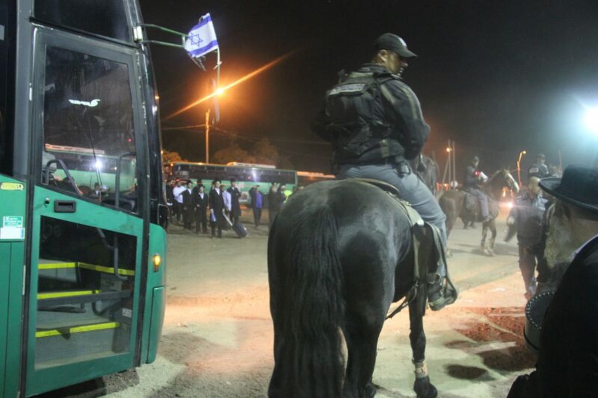 "ממתינים יותר משעתיים לאוטובוס ביציאה ממירון"