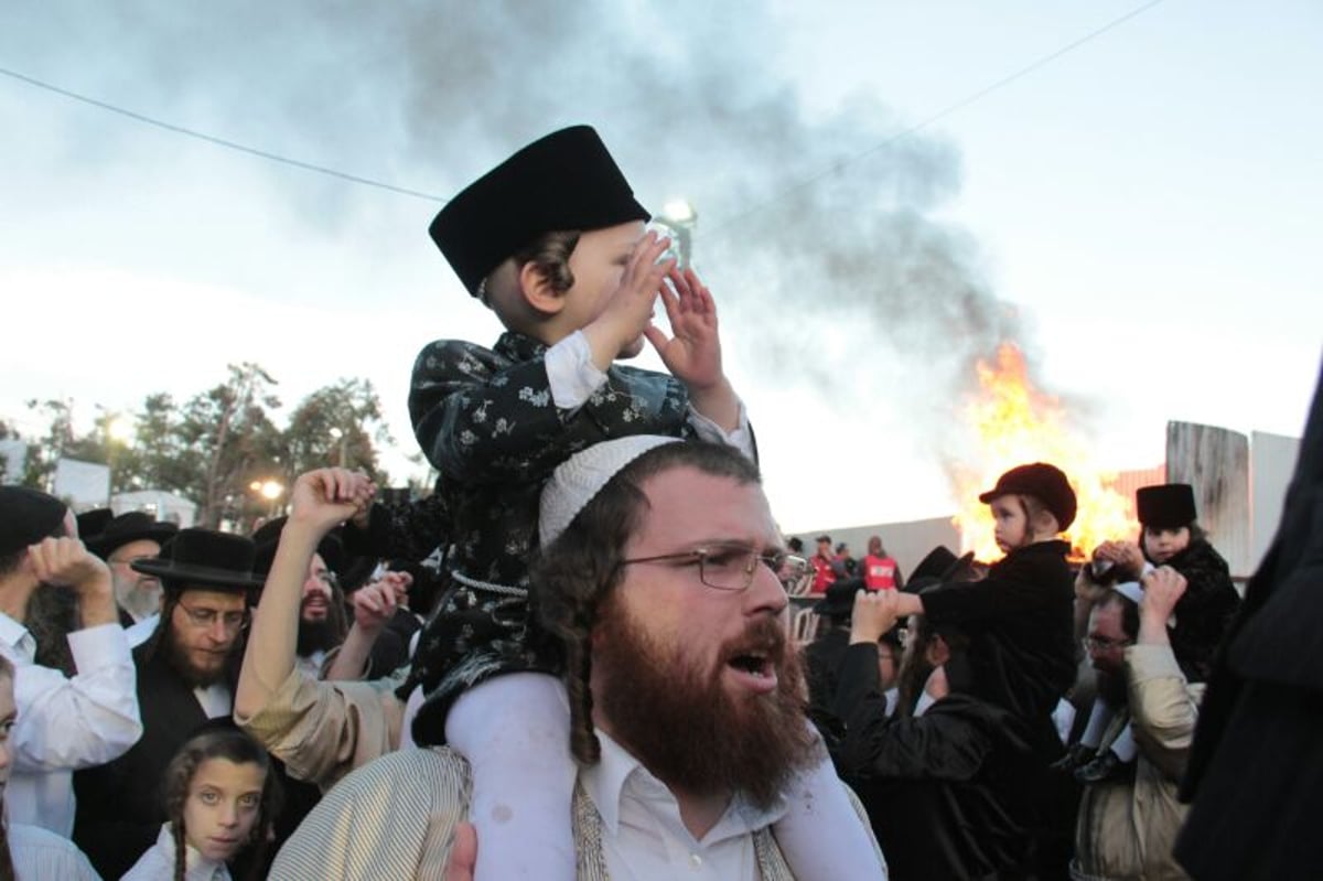 צפו: ההדלקה של תולדות אברהם יצחק במירון