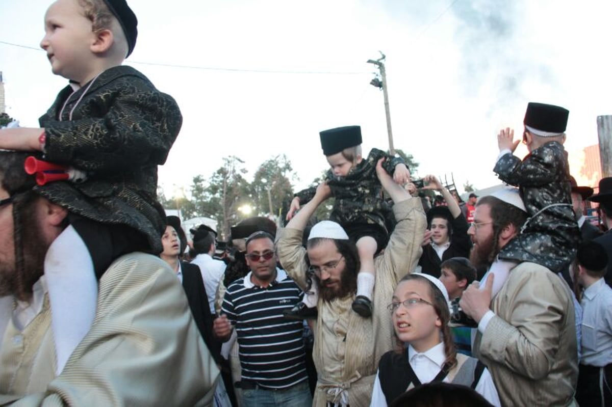 צפו: ההדלקה של תולדות אברהם יצחק במירון