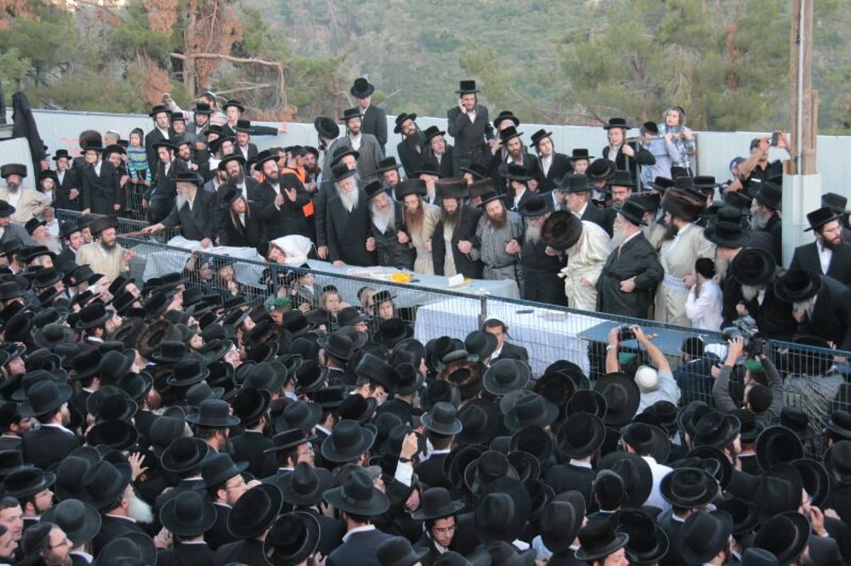 צפו: ההדלקה של תולדות אברהם יצחק במירון