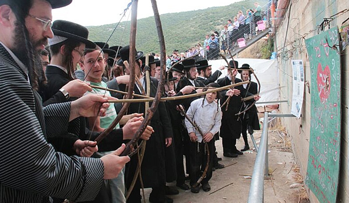 חגיגות ל"ג בעומר במירון: עשרות ירו חצים על תמונות אייפון