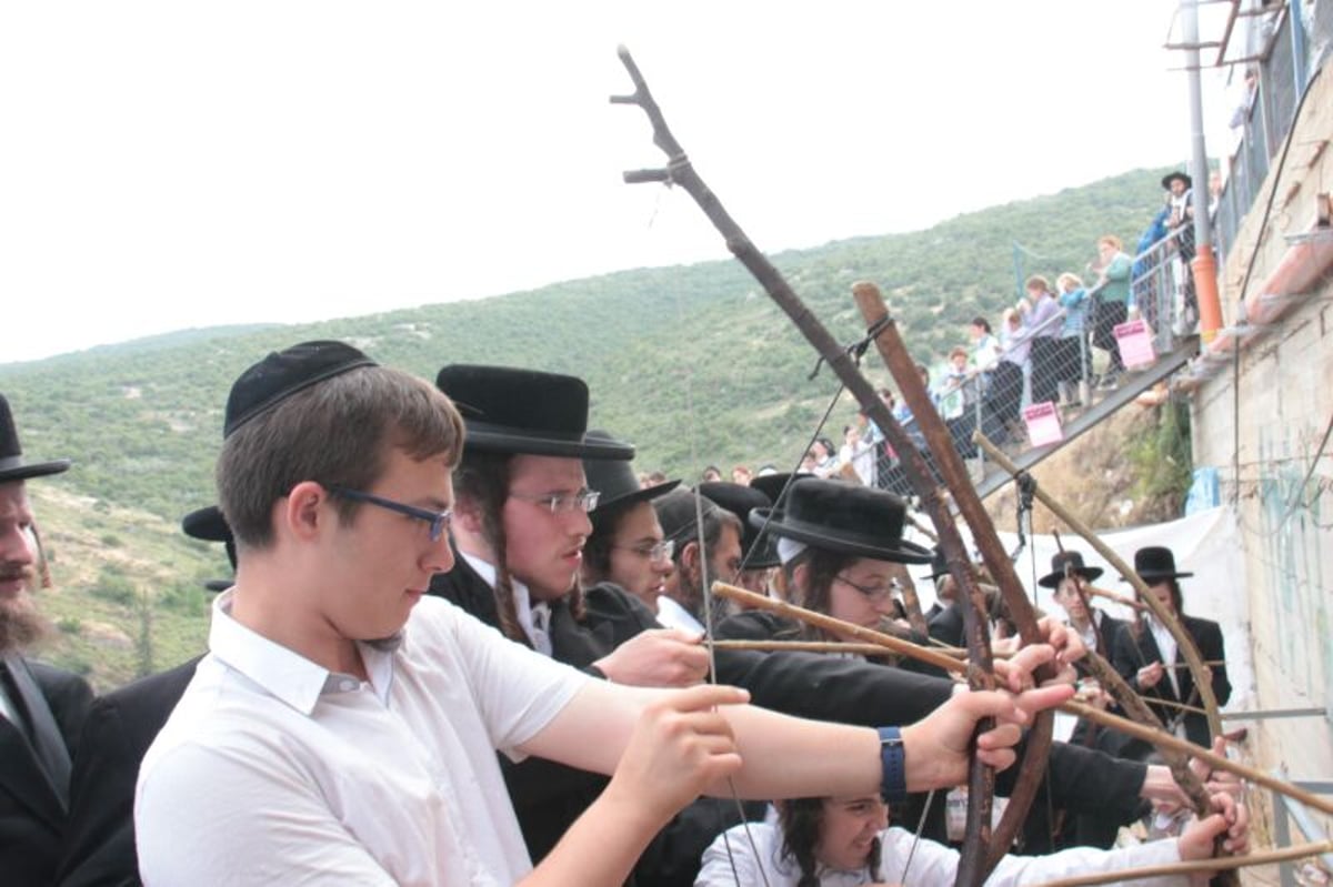 חגיגות ל"ג בעומר במירון: עשרות ירו חצים על תמונות אייפון