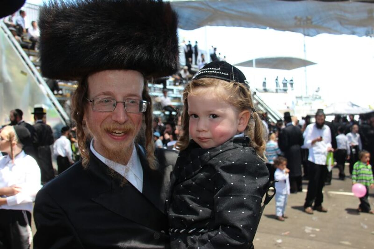 מרגש: ילדי החלאקה בציון הרשב"י במירון