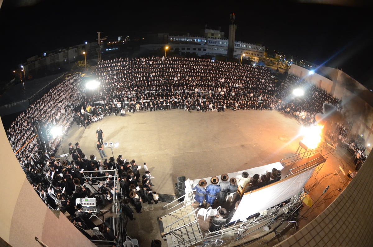 תיעוד ענק: ההדלקה של האדמו"ר מצאנז