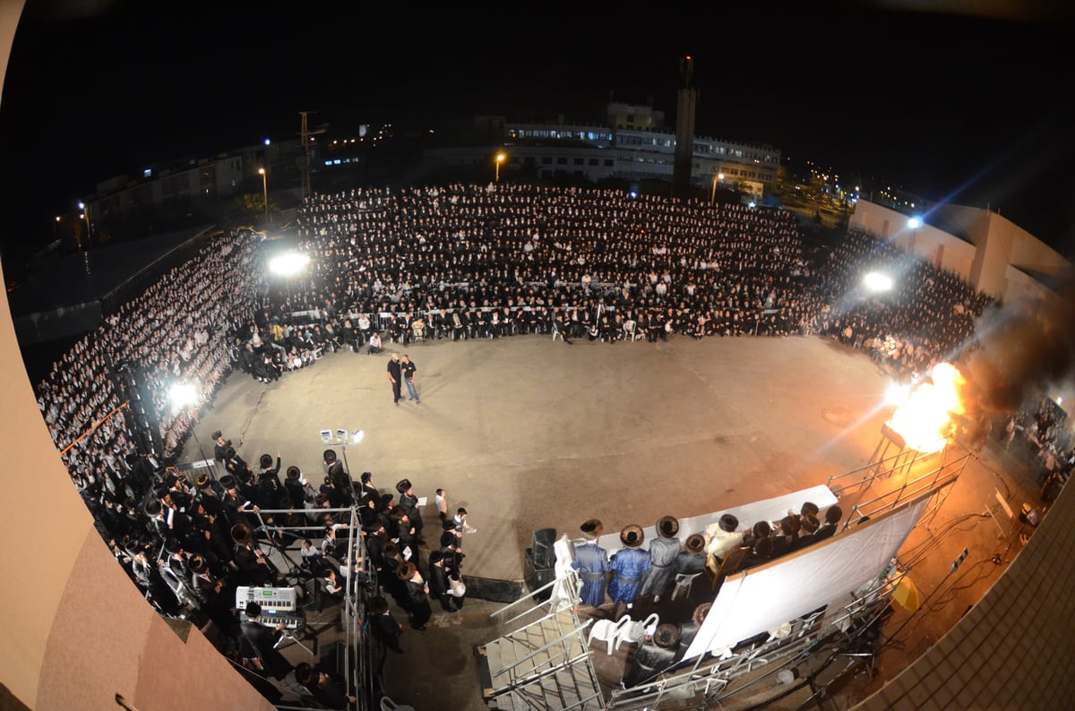 תיעוד ענק: ההדלקה של האדמו"ר מצאנז