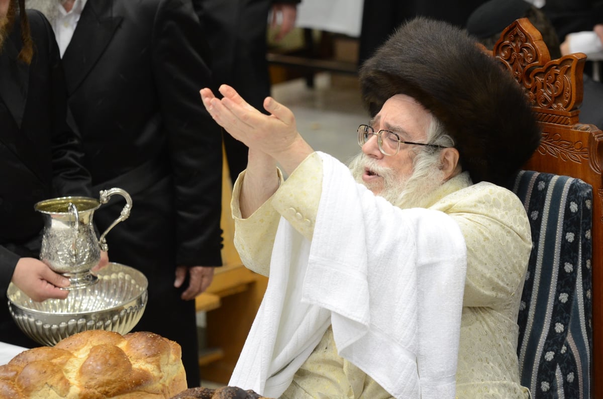 תיעוד ענק: ההדלקה של האדמו"ר מצאנז