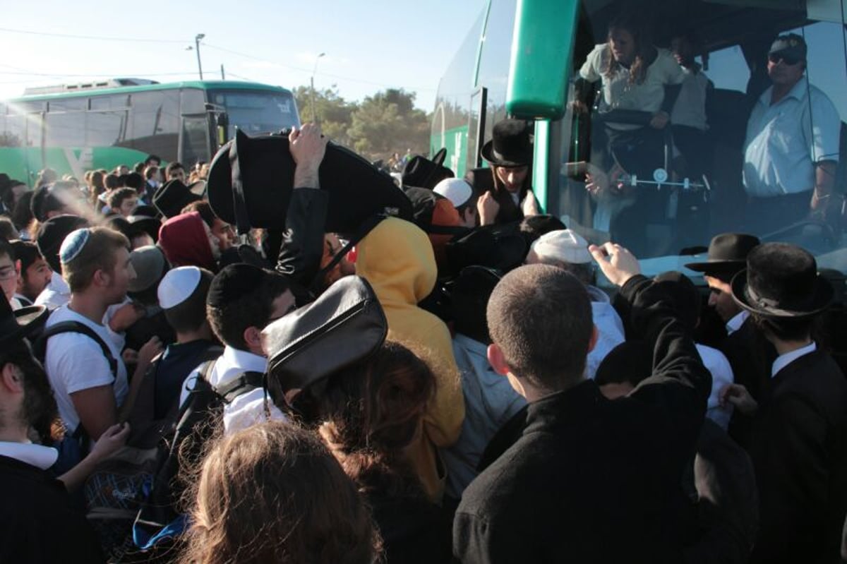 התנועה זורמת אך עומסים בחניוני האוטובוסים ובצפת