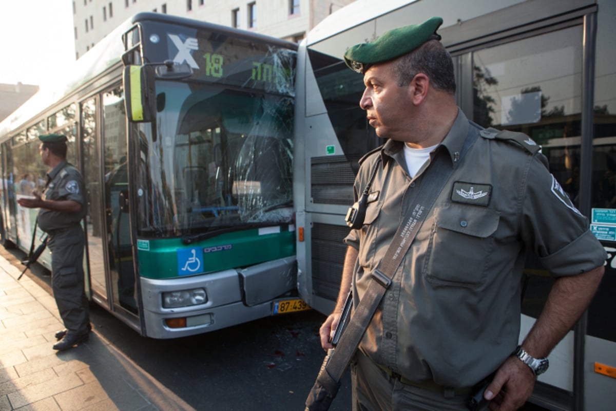 הולכת רגל נפצעה קשה בתאונה בין שני אוטובוסים ברמות