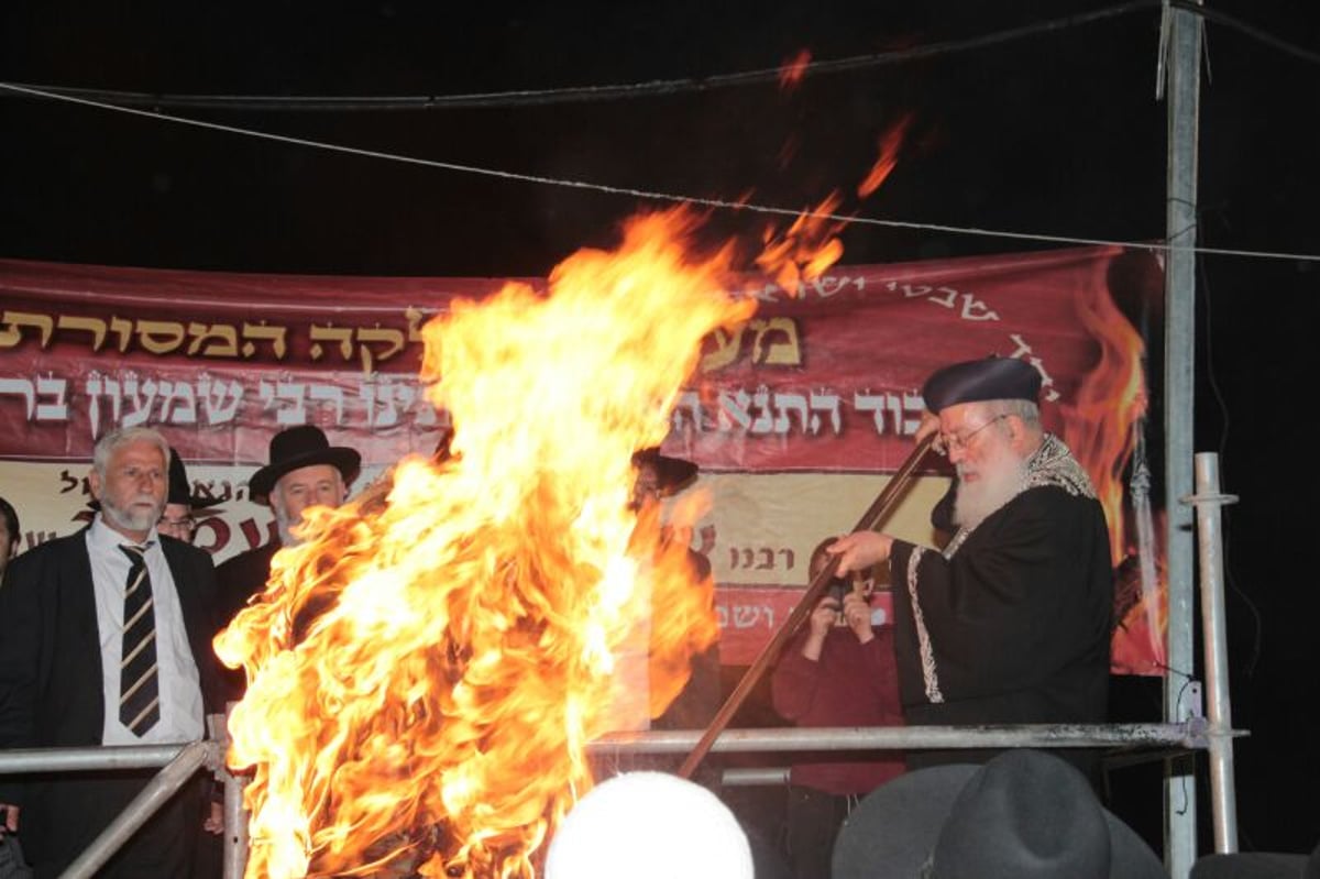 ההדלקה הראשונה: כ"ק האדמו"ר מבויאן בהדלקת המדורה • גלריה