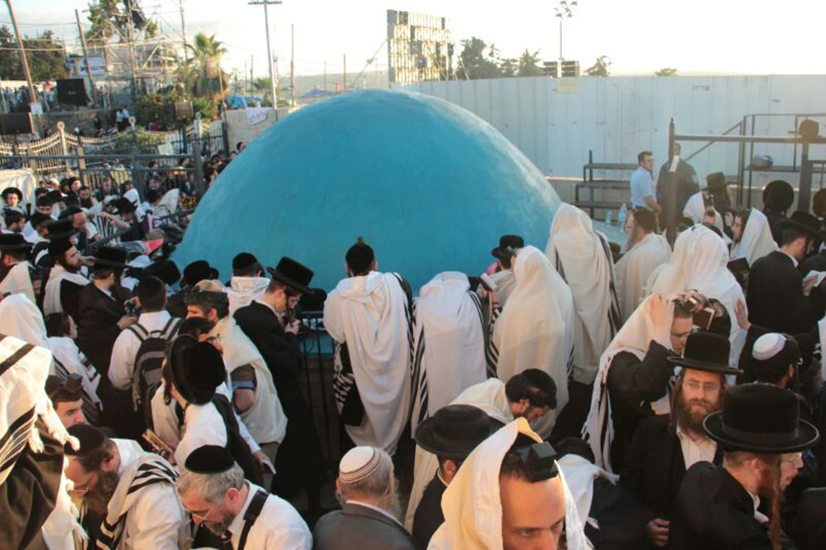 תיעוד ענק: תפילת שחרית סמוך לציון הרשב"י במירון