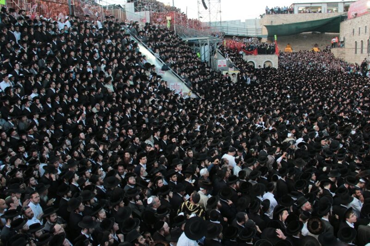 ההדלקה של האדמו"ר מתולדות אהרן  במירון • גלריה