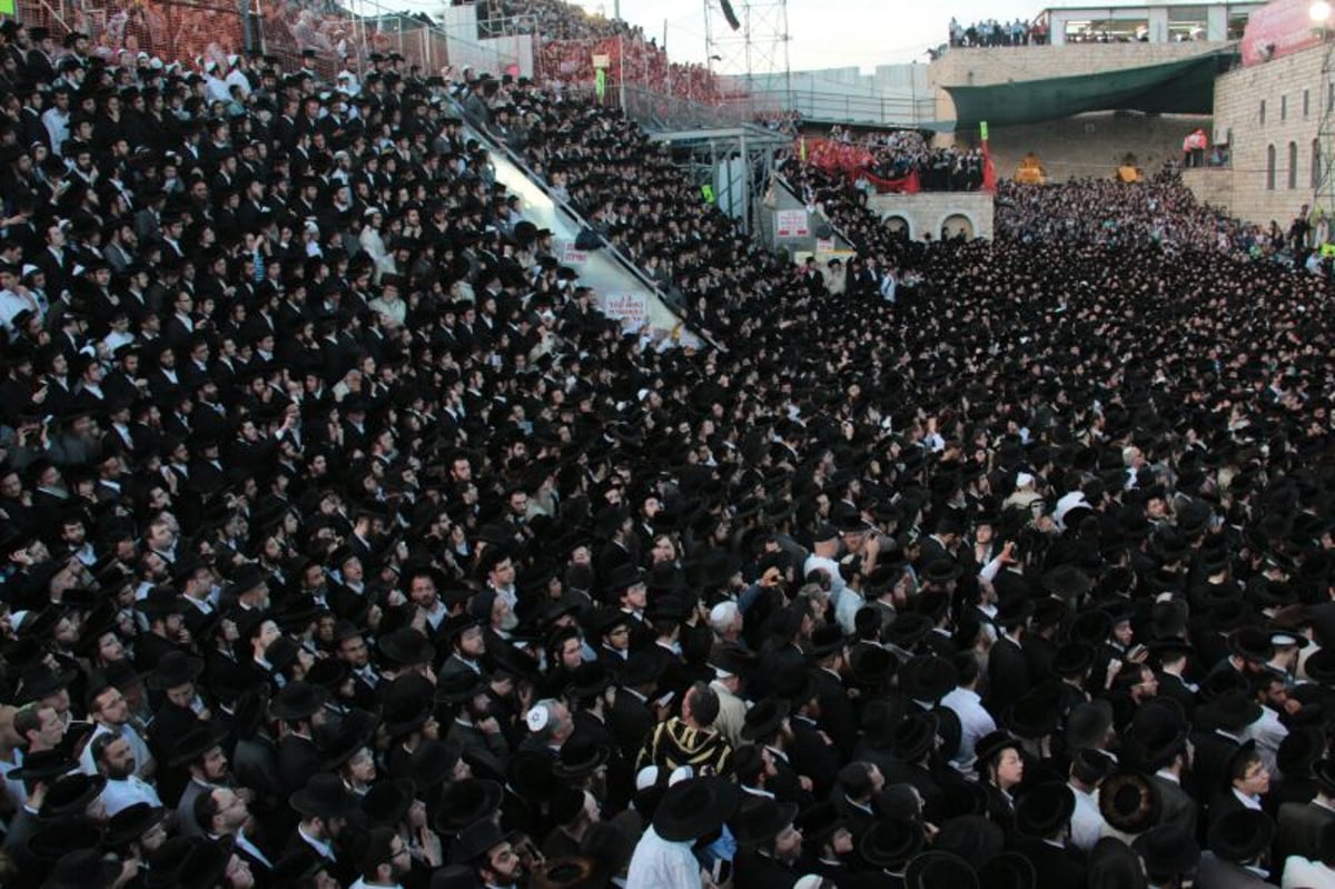 ההדלקה של האדמו"ר מתולדות אהרן  במירון • גלריה