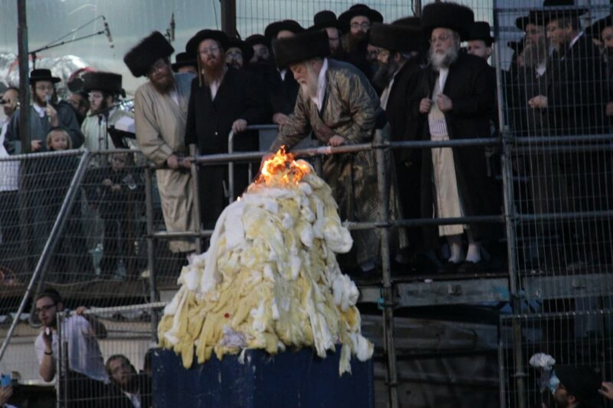 ההדלקה של האדמו"ר מתולדות אהרן  במירון • גלריה