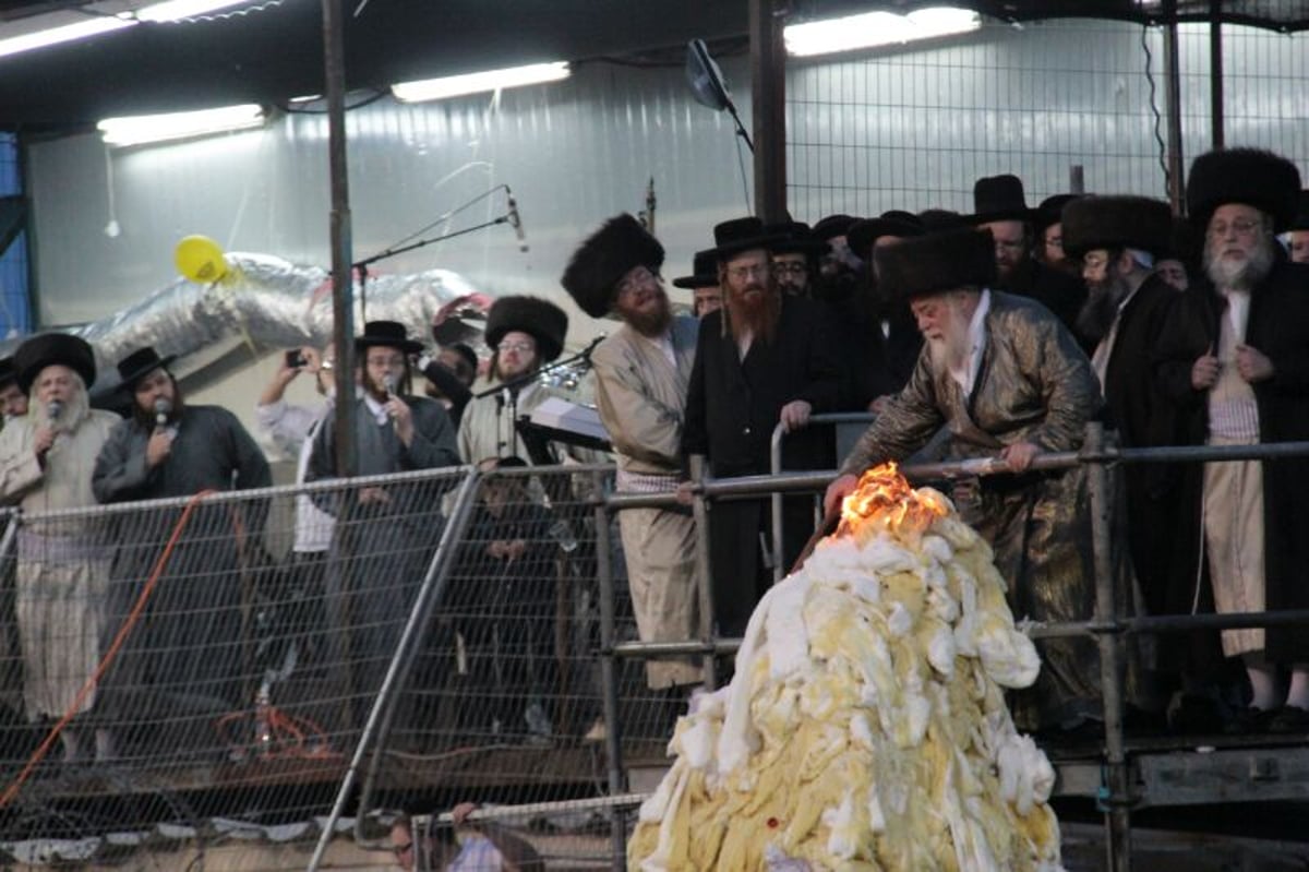 ההדלקה של האדמו"ר מתולדות אהרן  במירון • גלריה