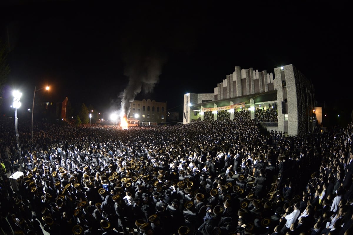 תיעוד מיוחד: למעלה מ-70 אלף איש בהדלקה הגדולה בעולם