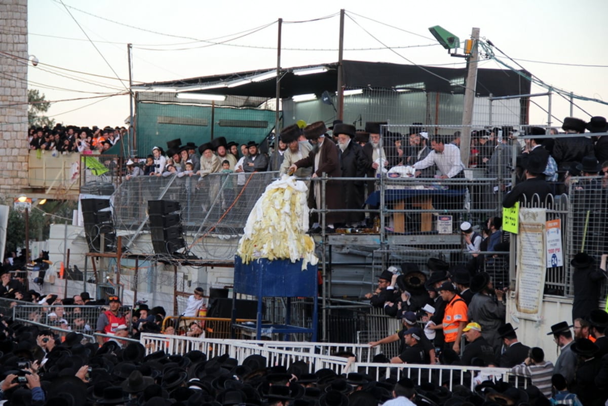 שעת נעילה בציון הרשב"י: צפו בהדלקה הגדולה ביותר