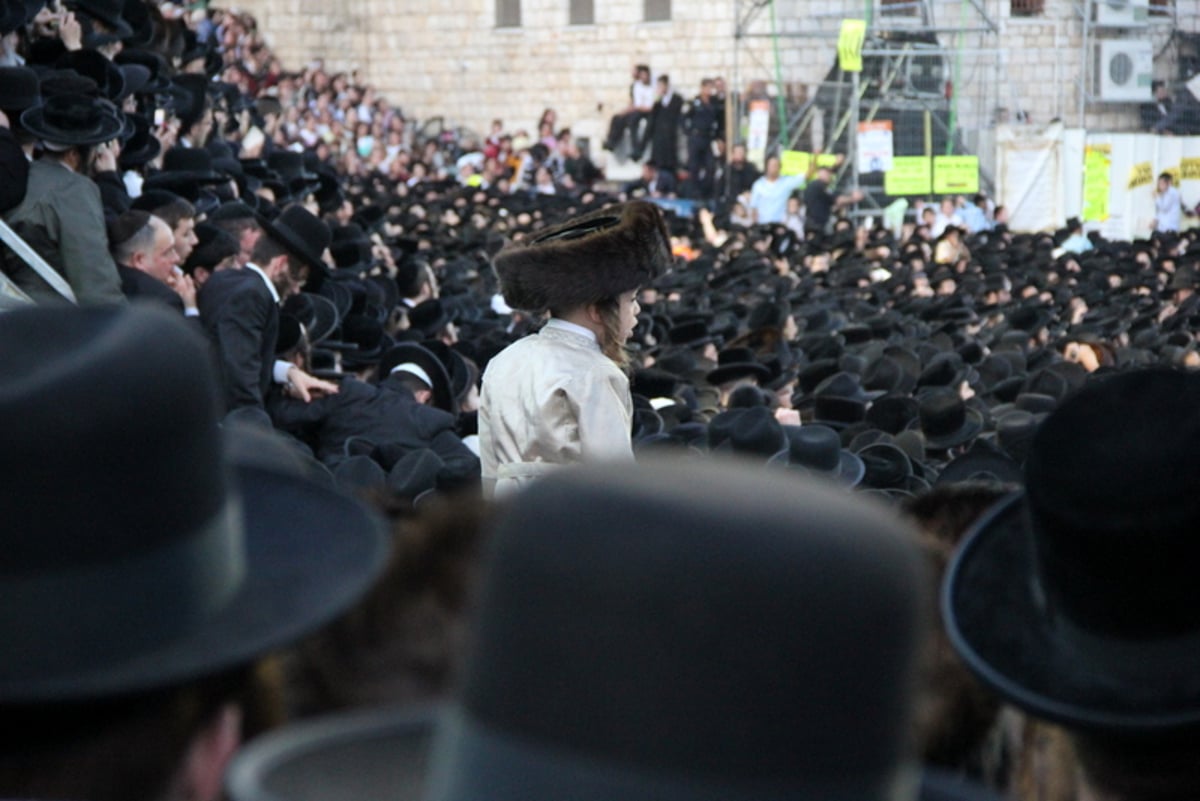 שעת נעילה בציון הרשב"י: צפו בהדלקה הגדולה ביותר