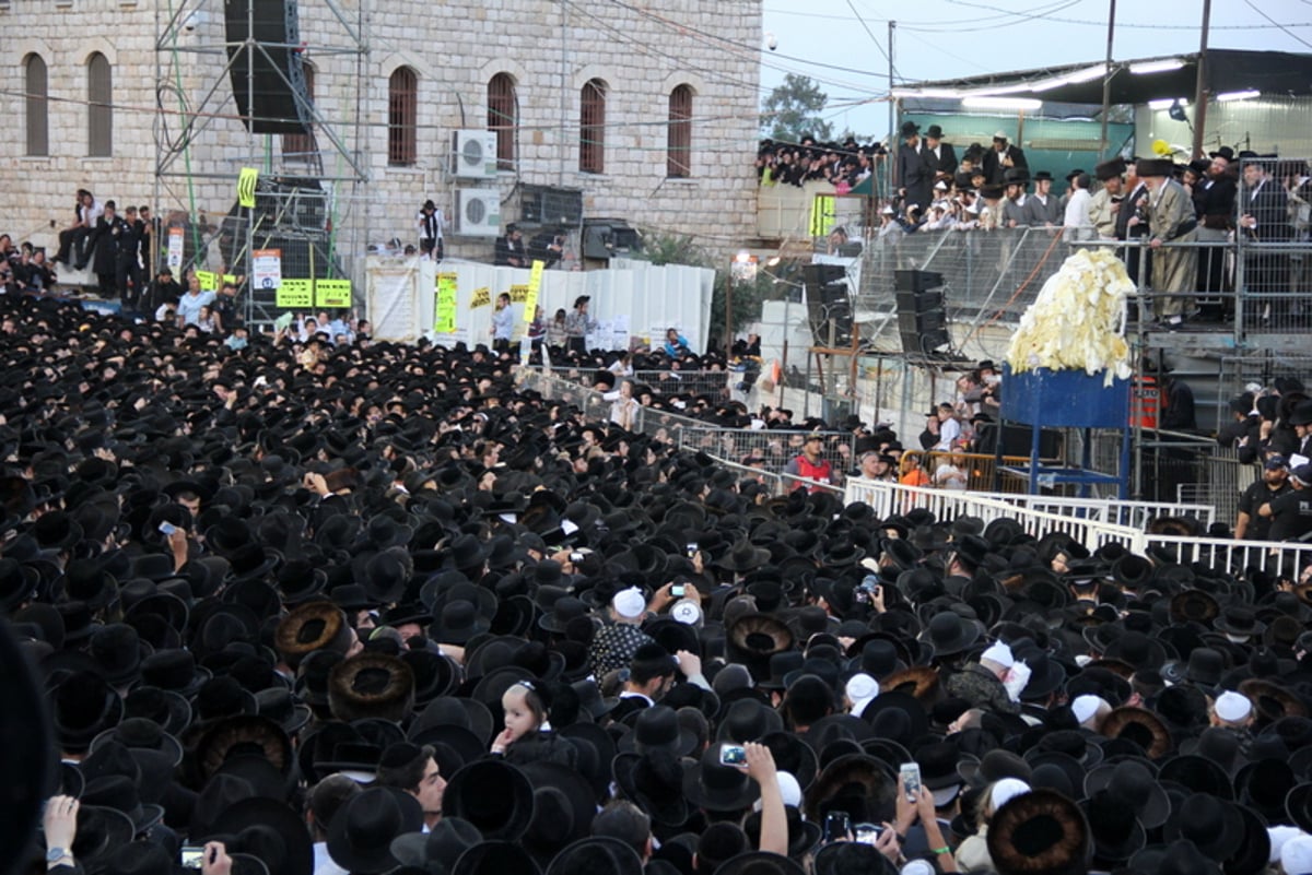 שעת נעילה בציון הרשב"י: צפו בהדלקה הגדולה ביותר