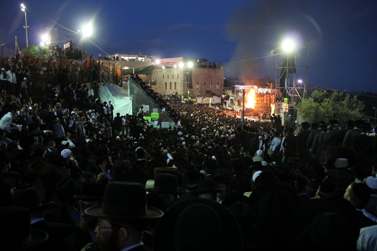 שעת נעילה בציון הרשב"י: צפו בהדלקה הגדולה ביותר