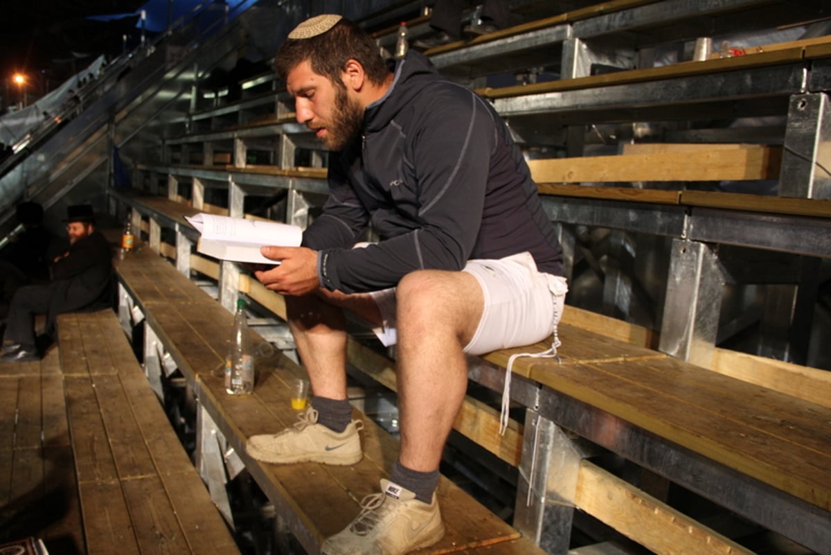 שעת נעילה בציון הרשב"י: צפו בהדלקה הגדולה ביותר