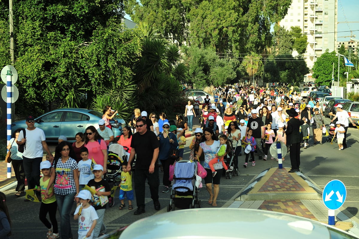 צפו בגלרית ענק: תהלוכת חב"ד בנתניה וביהוד