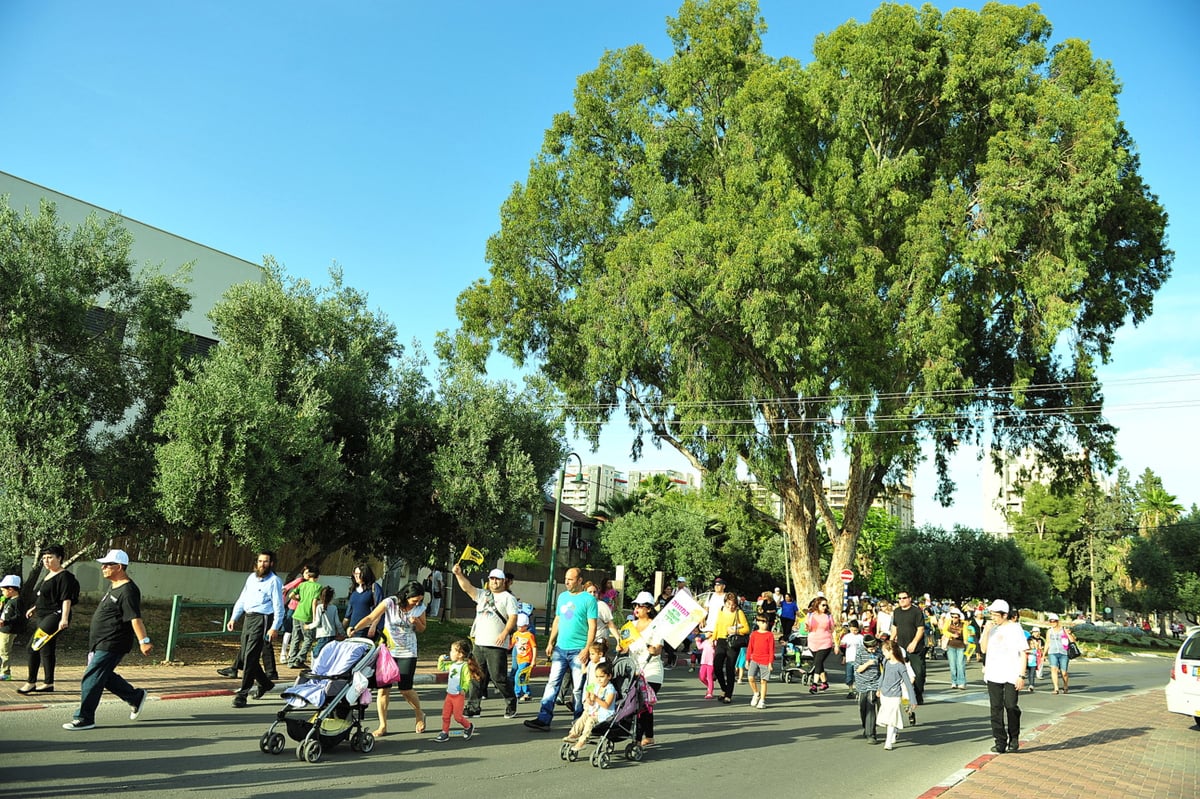 צפו בגלרית ענק: תהלוכת חב"ד בנתניה וביהוד