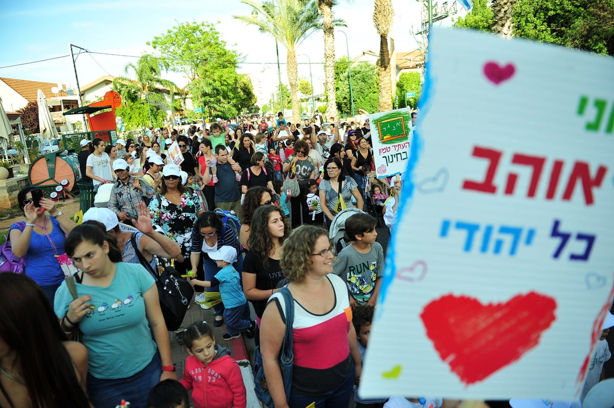 צפו בגלרית ענק: תהלוכת חב"ד בנתניה וביהוד