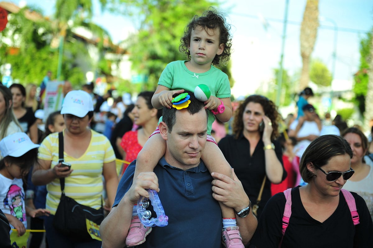 צפו בגלרית ענק: תהלוכת חב"ד בנתניה וביהוד