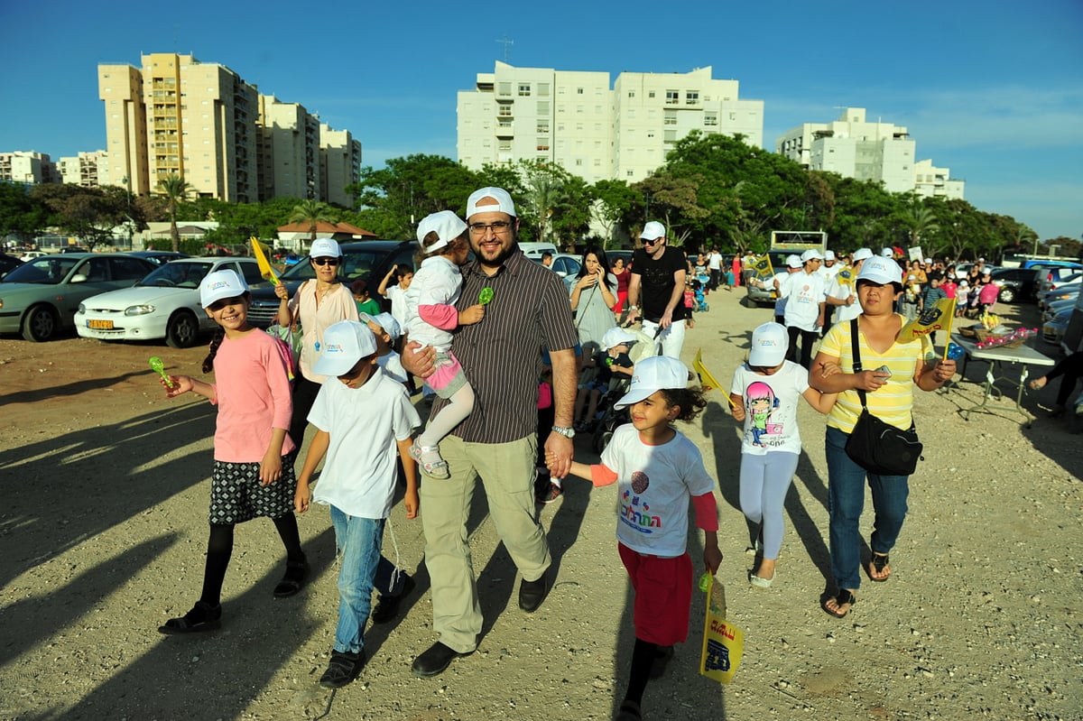 צפו בגלרית ענק: תהלוכת חב"ד בנתניה וביהוד