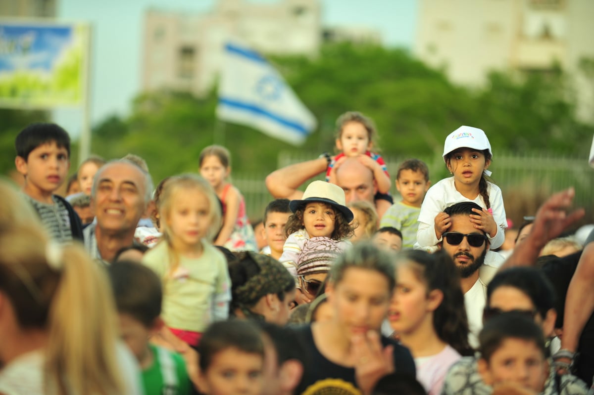 צפו בגלרית ענק: תהלוכת חב"ד בנתניה וביהוד