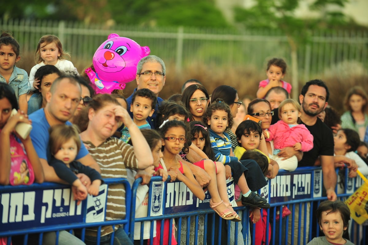 צפו בגלרית ענק: תהלוכת חב"ד בנתניה וביהוד