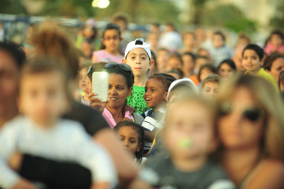 צפו בגלרית ענק: תהלוכת חב"ד בנתניה וביהוד