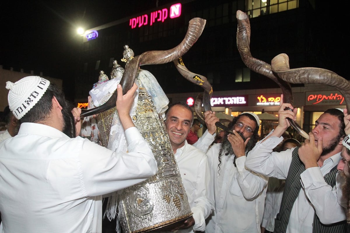 גלריה: הכנסת ספר תורה לבית הכנסת בעיריית בית שמש