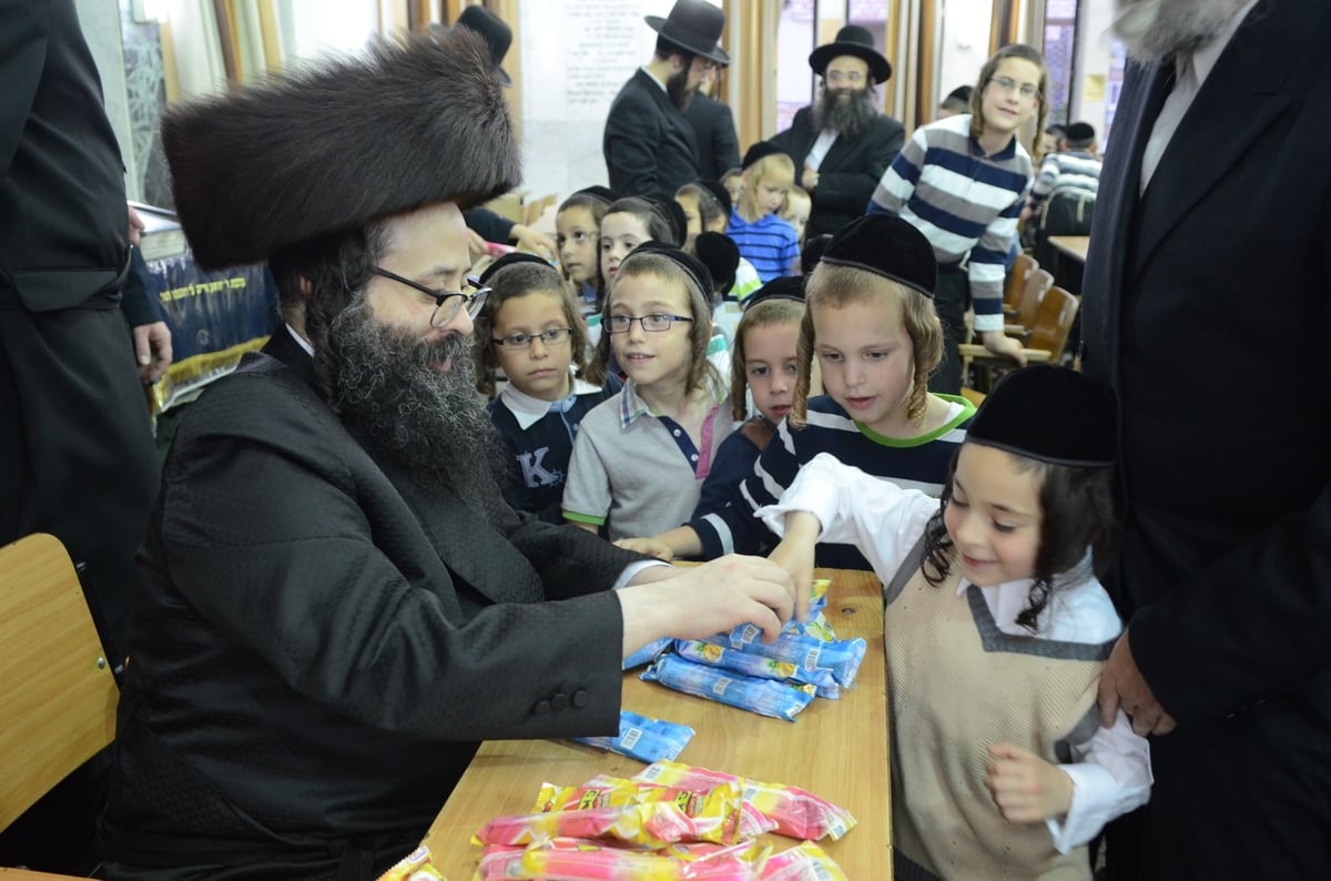 גלריה: מעמד ה'קרישמע ליינען' בסאטמר, לנין האדמו"ר מויז'ניץ