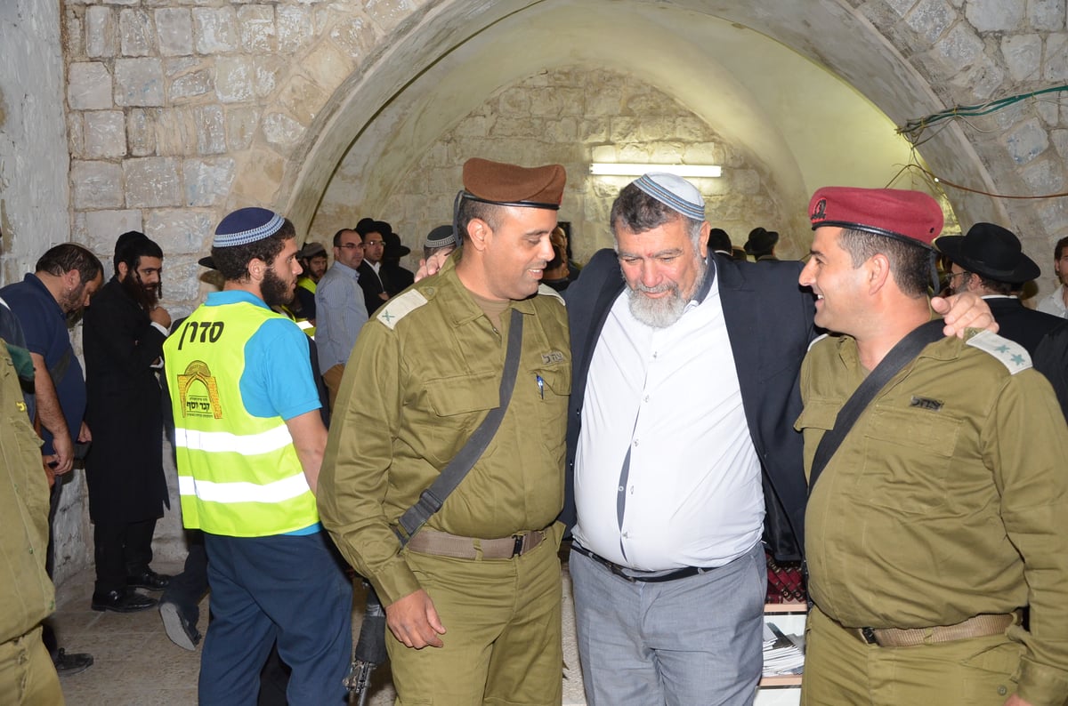 האדמו"ר מקרלין עלה עם קציני צה"ל לקבר יוסף