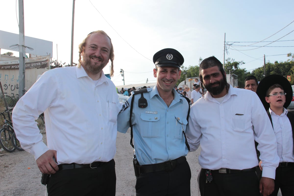 אלפים חגגו בהילולת שמואל הנביא • גלריה