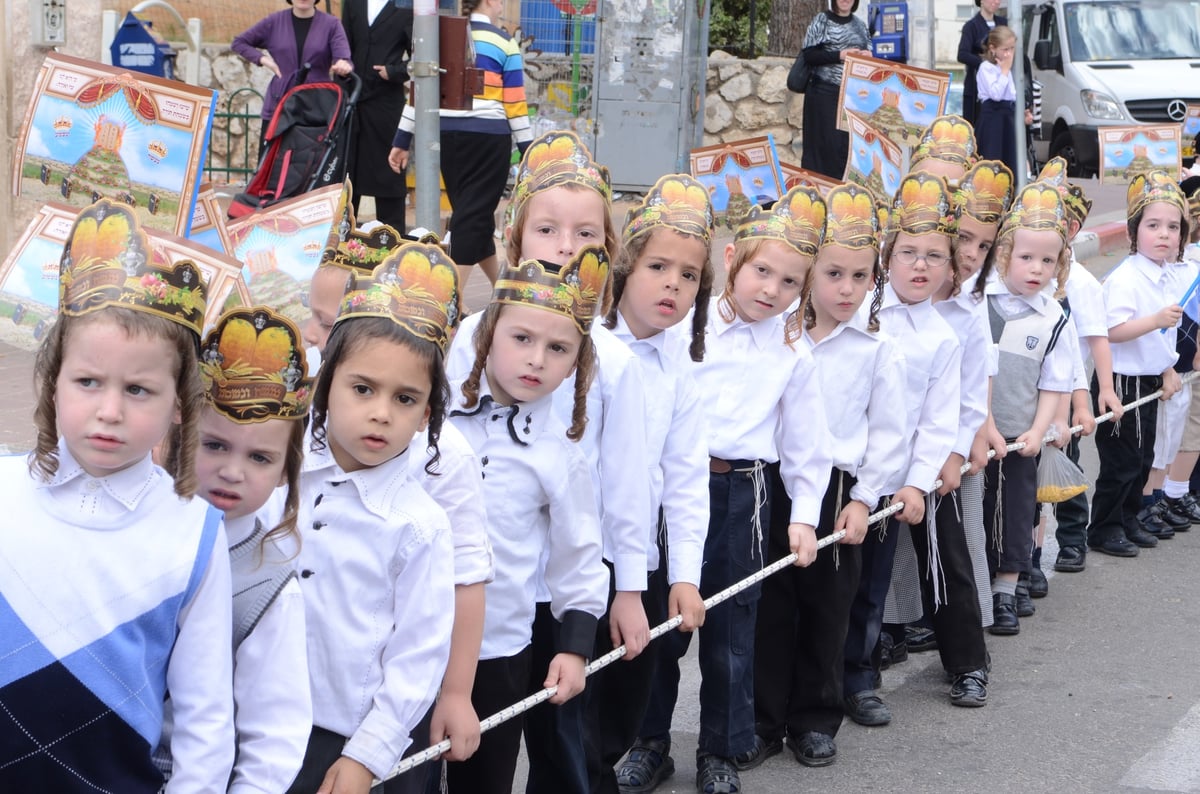 מרגש: ילדי ת"ת "ייטב לב" של סאטמר הכניסו ספר תורה