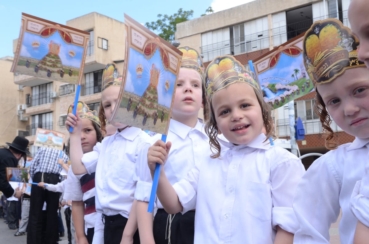 מרגש: ילדי ת"ת "ייטב לב" של סאטמר הכניסו ספר תורה