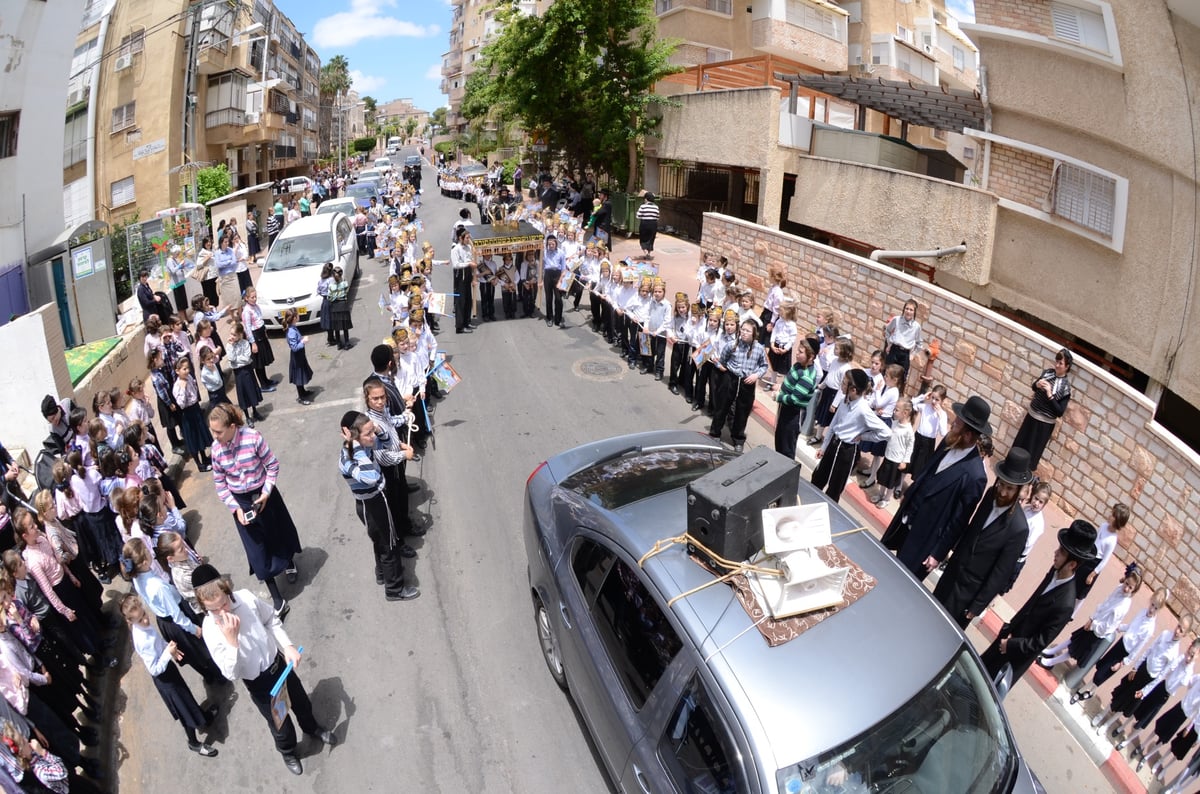 מרגש: ילדי ת"ת "ייטב לב" של סאטמר הכניסו ספר תורה