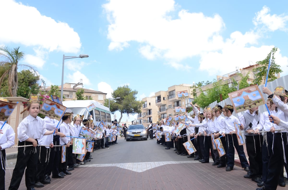 מרגש: ילדי ת"ת "ייטב לב" של סאטמר הכניסו ספר תורה