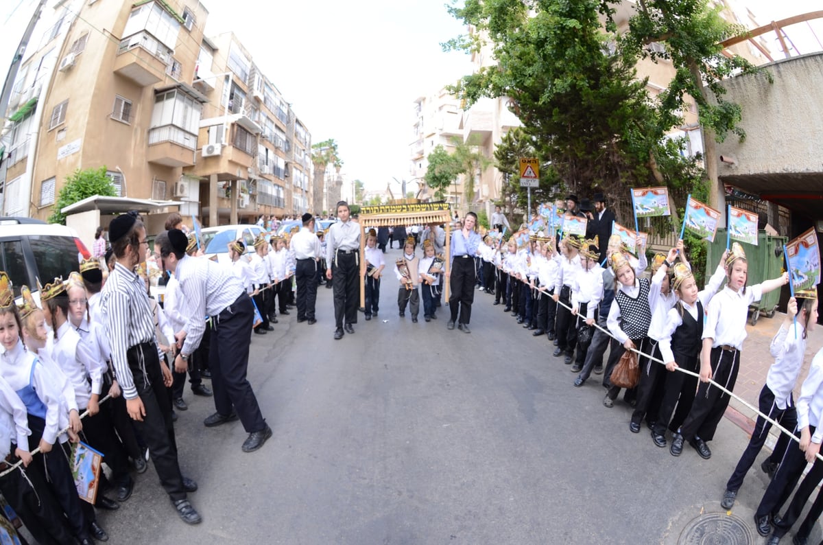 מרגש: ילדי ת"ת "ייטב לב" של סאטמר הכניסו ספר תורה