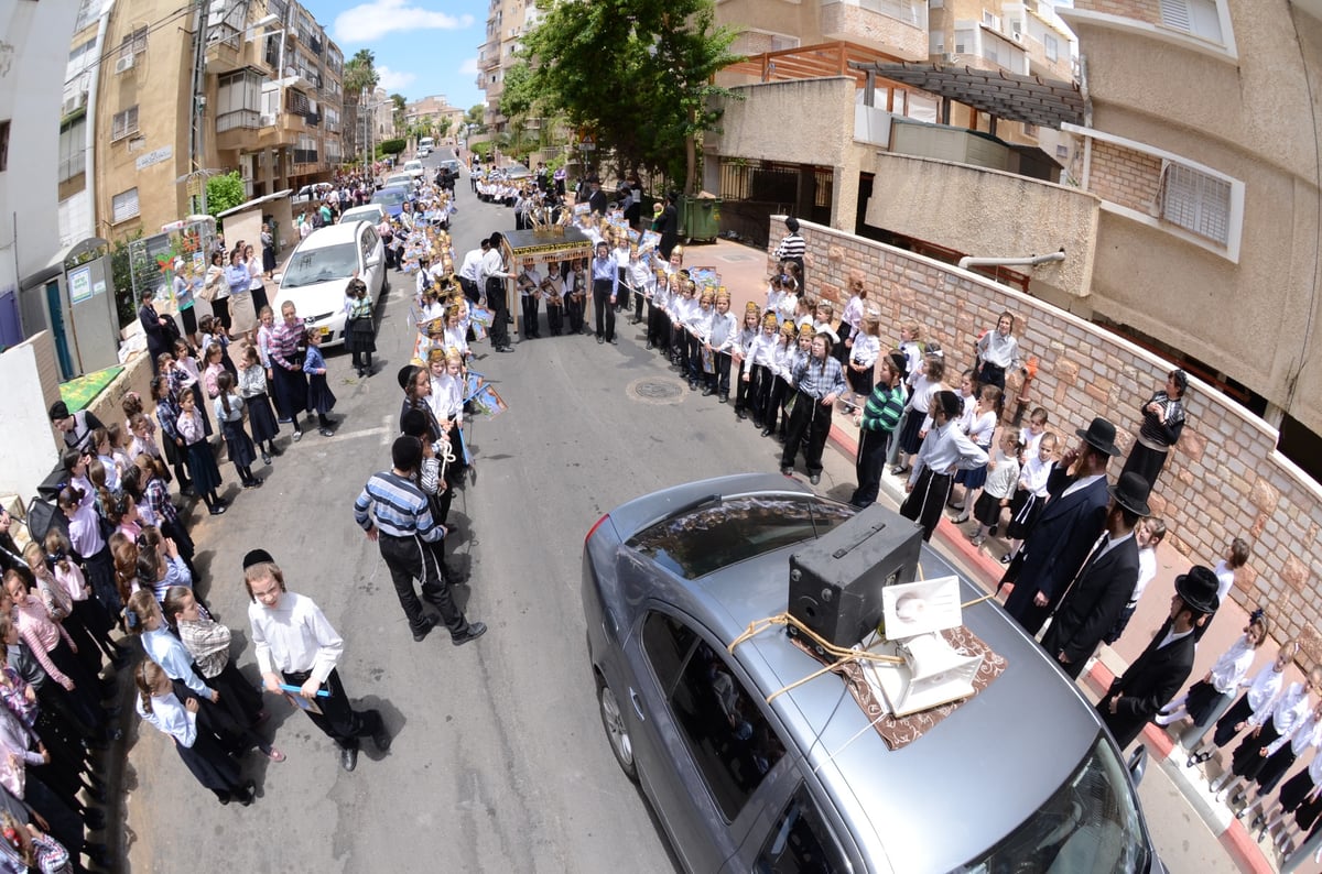 מרגש: ילדי ת"ת "ייטב לב" של סאטמר הכניסו ספר תורה