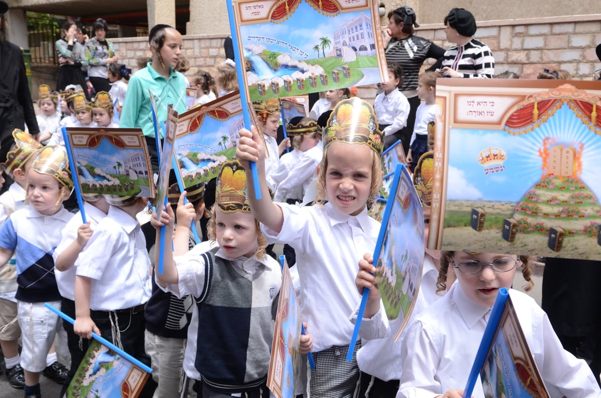 מרגש: ילדי ת"ת "ייטב לב" של סאטמר הכניסו ספר תורה