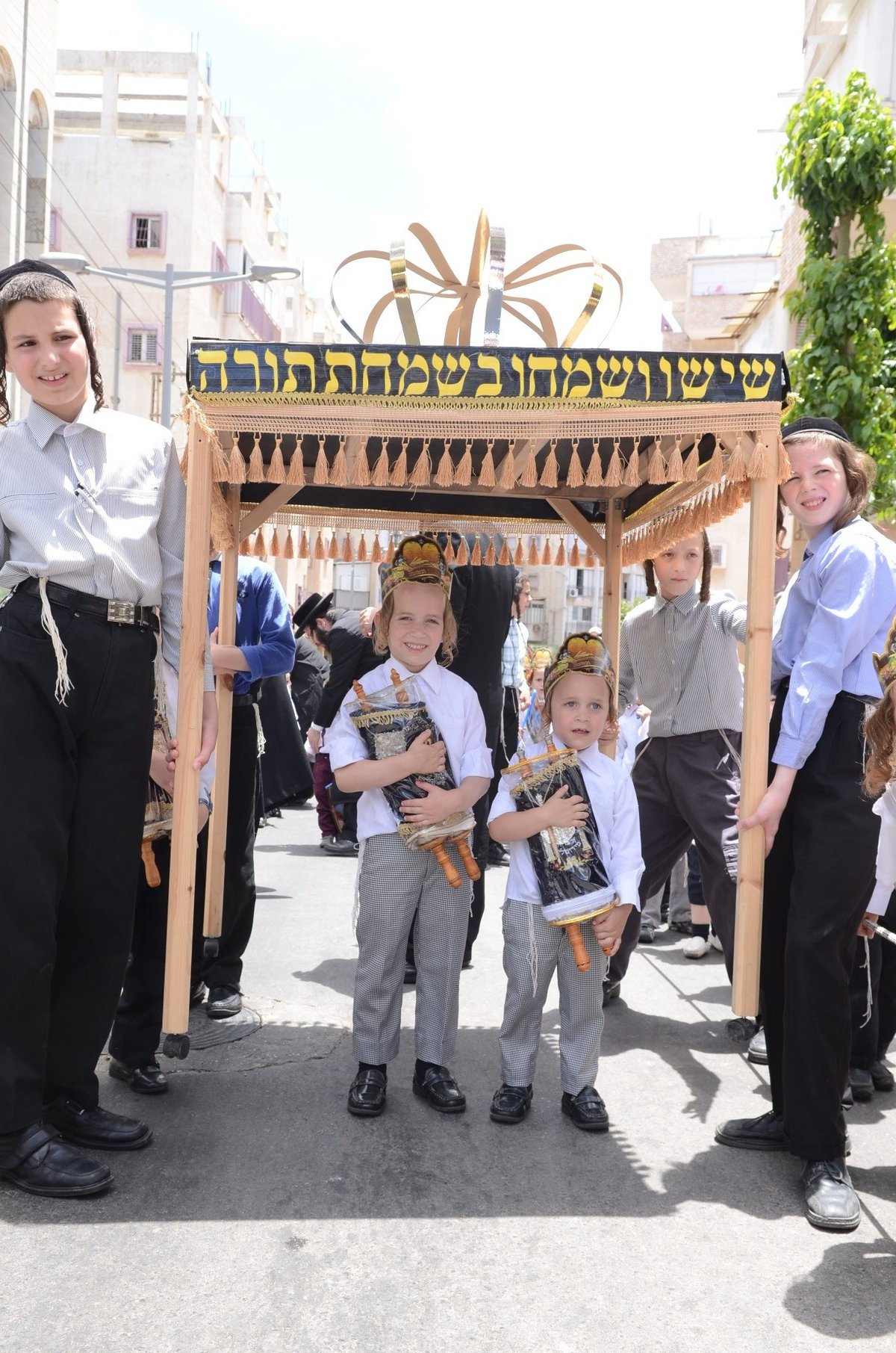 מרגש: ילדי ת"ת "ייטב לב" של סאטמר הכניסו ספר תורה